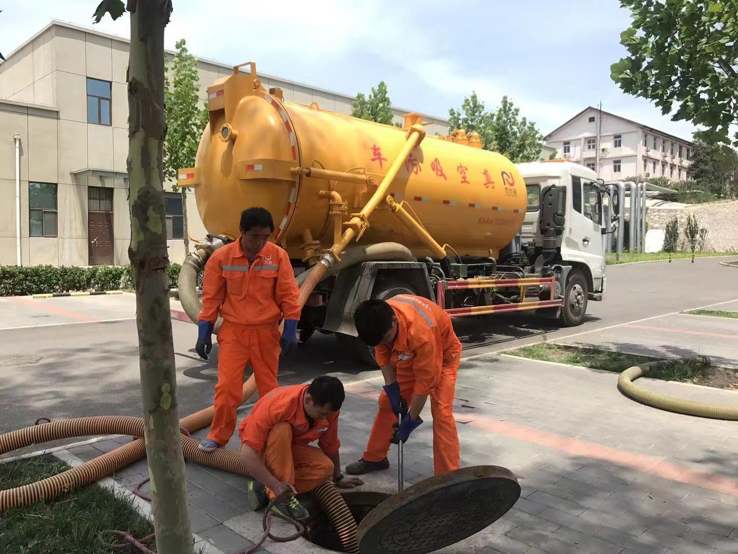 岳池管道疏通车停在窨井附近