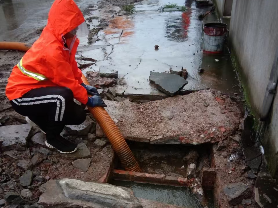 岳池专业清理污水池 炜誉市政以规范流程守护城市 “肠道”