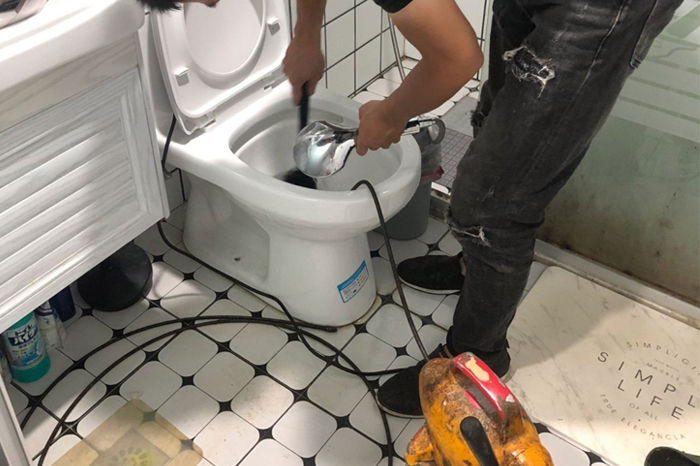 岳池马桶堵塞自己疏通还是找师傅？专业上门服务让你省时更省心